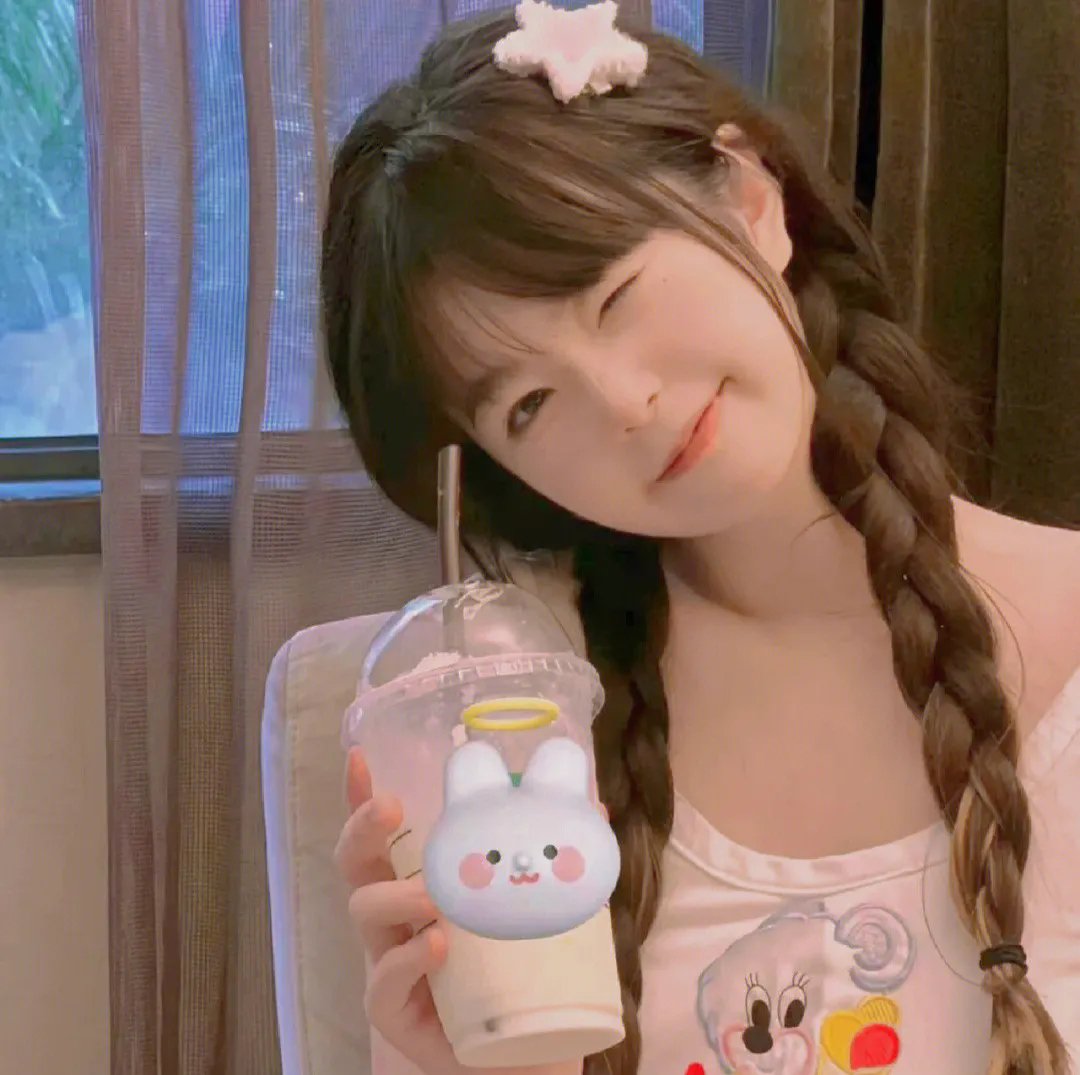 照片中的女孩